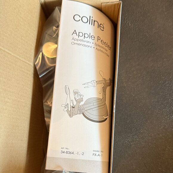 Coline Red Apple Peeler with suction base and cast iron body - Picture 5 of 6